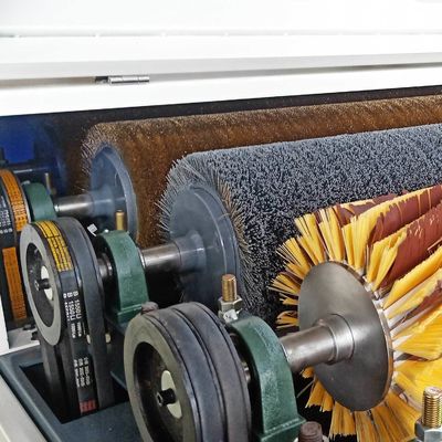 2100 KG Αυτοματοποιημένο ξυλουργικό πάτωμα Χάλυβα σύρμα βούρτσα Sanding ξύλο μηχανή ζωγραφικής