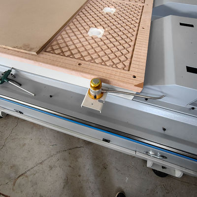 Μηχανή CNC Router για ξυλουργική με γραμμικό αυτόματο μηχανισμό αλλαγής εργαλείων και υψηλή αντοχή