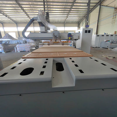 Μηχανή CNC Router για ξυλουργική με γραμμικό αυτόματο μηχανισμό αλλαγής εργαλείων και υψηλή αντοχή
