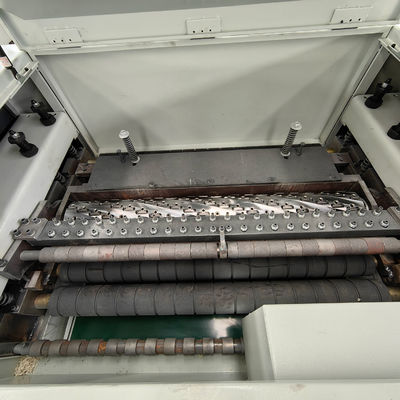 Επεξεργασία με ακρίβεια με 1000 mm βιομηχανικό ελεγκτή πάχους ξύλου και ελικοειδή κοπτήρα
