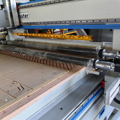 CNC Router 1300 2500 Εργαστήριο κατασκευής ξύλου Τριάξυλο μηχανή για επαγγελματίες