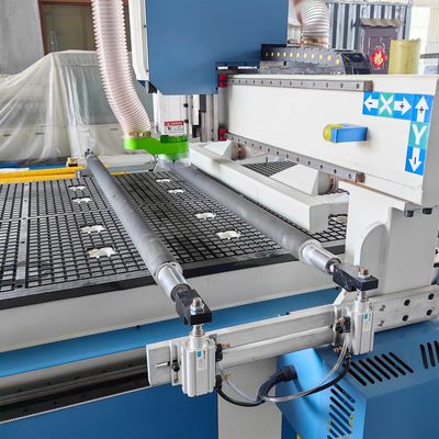 CNC Router 1300 2500 Εργαστήριο κατασκευής ξύλου Τριάξυλο μηχανή για επαγγελματίες