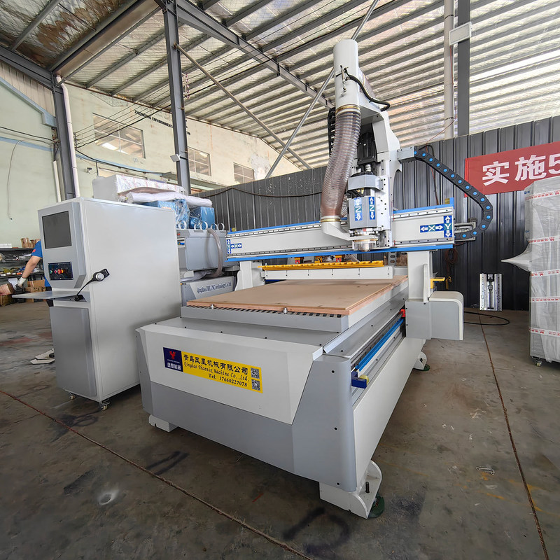 Μηχανή CNC Router για ξυλουργική με γραμμικό αυτόματο μηχανισμό αλλαγής εργαλείων και υψηλή αντοχή